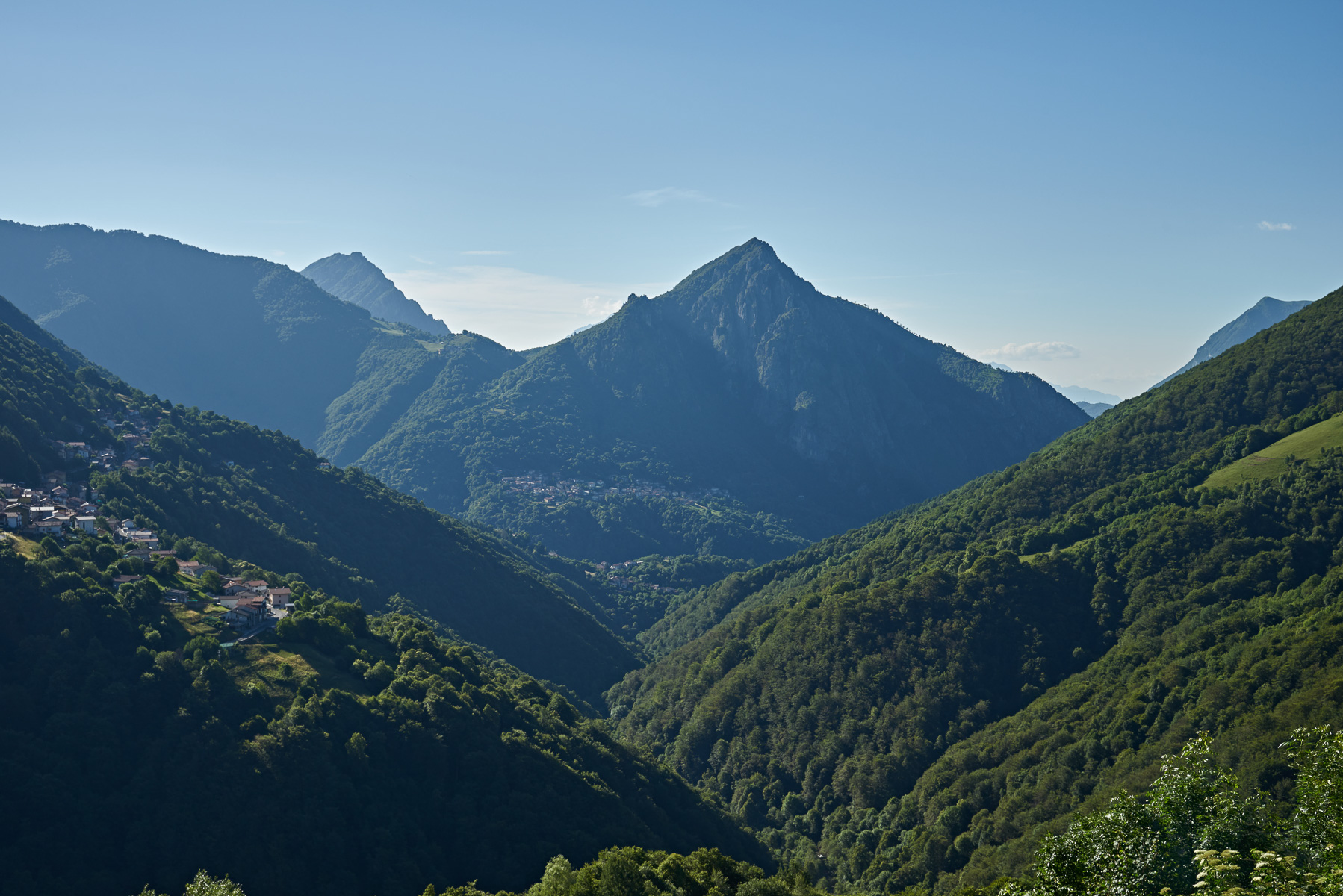 Blick zum Monte Pidaggia - noch ist der Himmel blau.