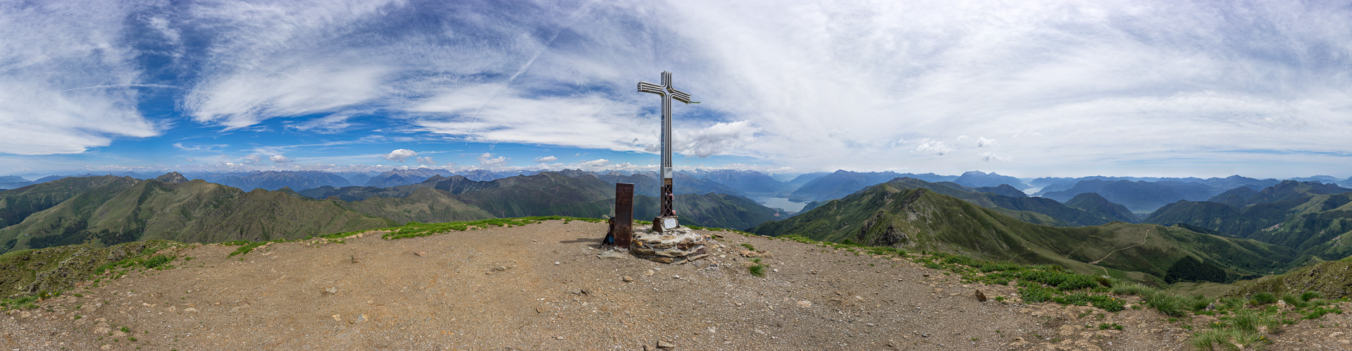 Weit entferntes Tagesziel mit berauschendem Panorama mit den beiden Seen und bis zu den Walliser Alpen.