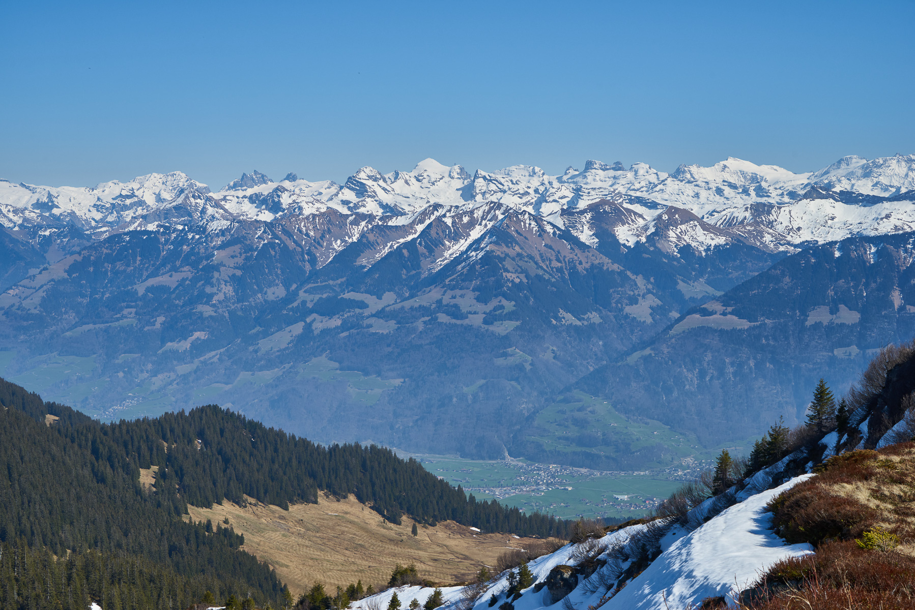 Blick über Giswil zu Titlis und Sustenhorn.