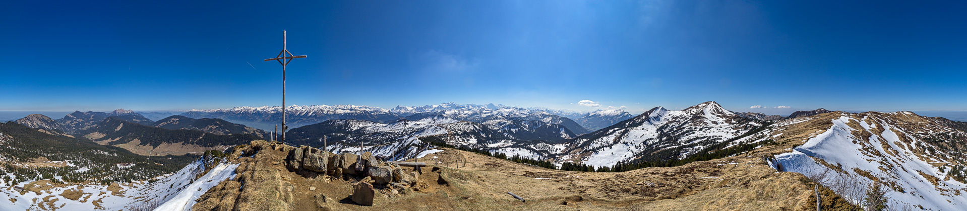 Imposantes Panorama mit Glarner und Berner Alpen.