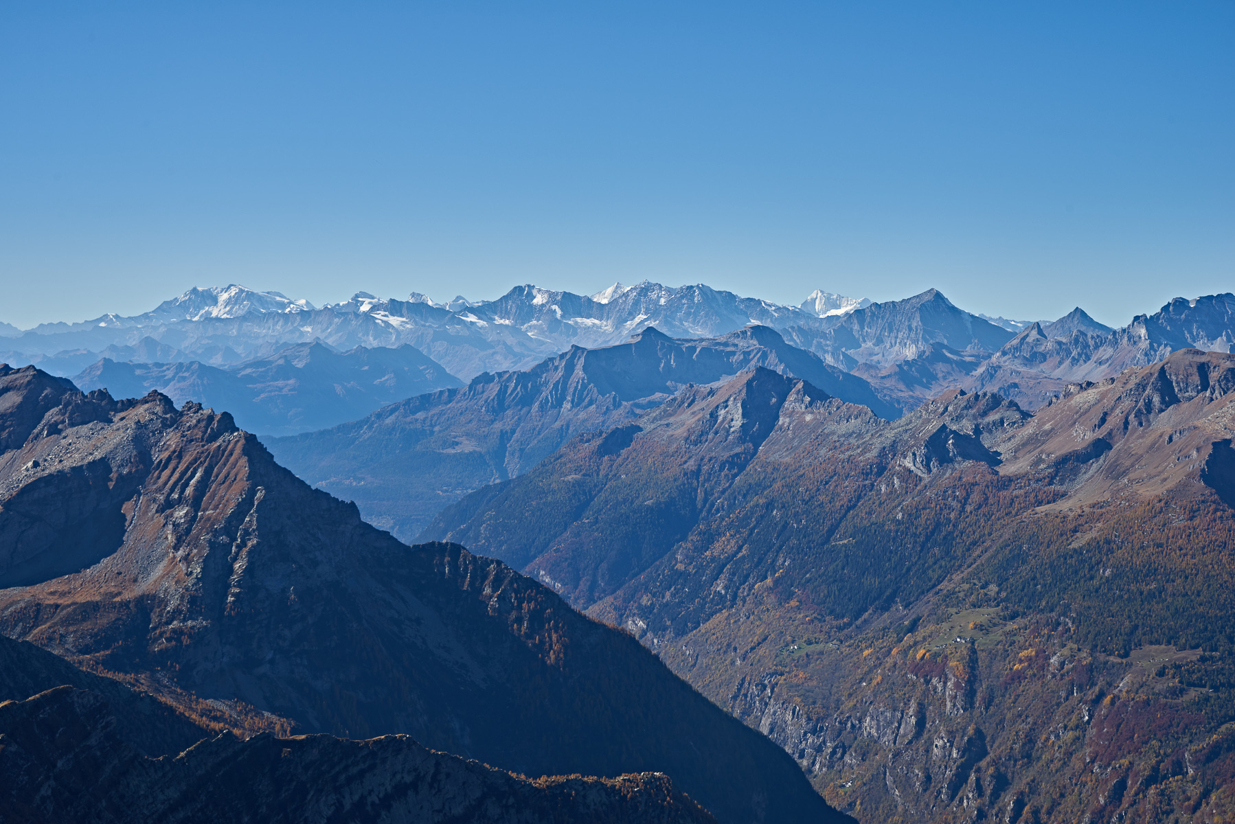 Blick über das Ossola-Tal zu den Walliser Alpen.