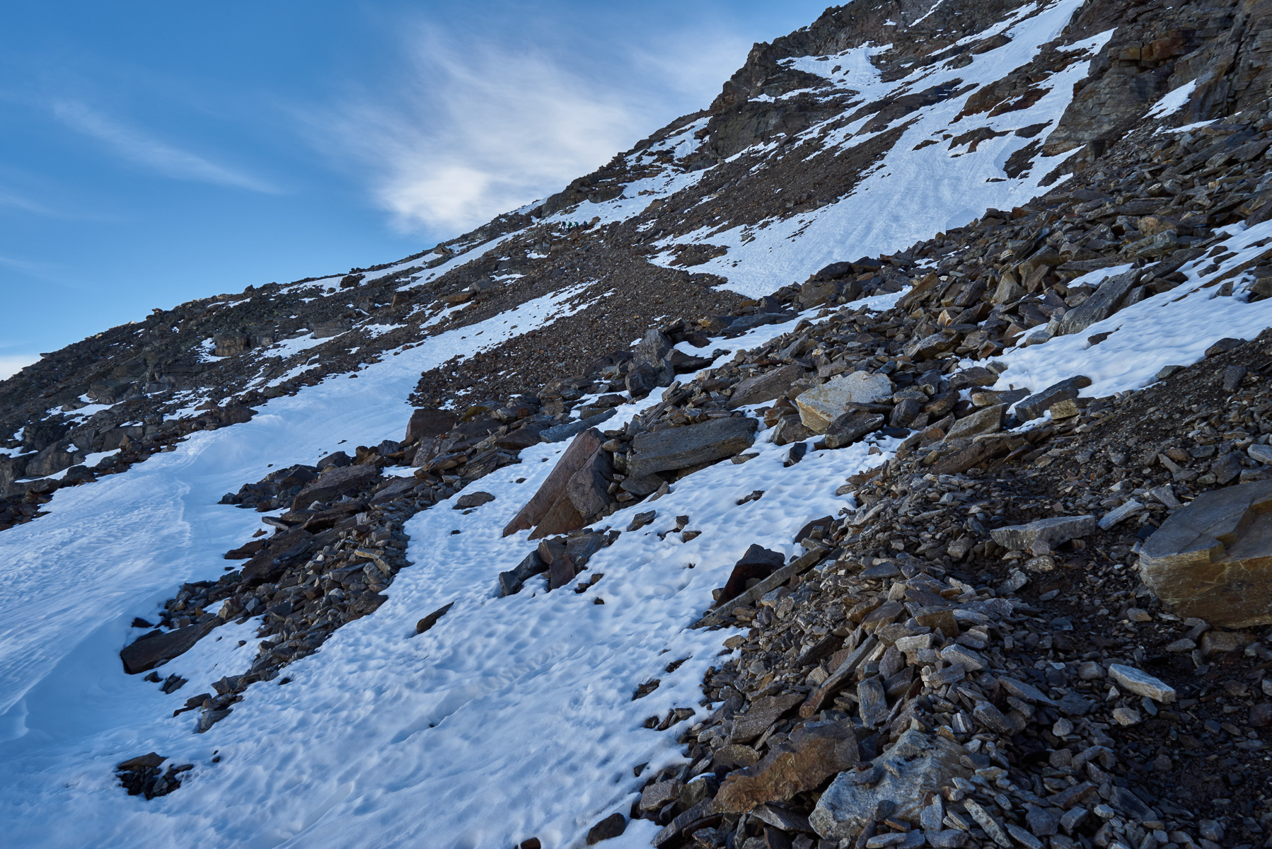 Die letzten 100 Höhenmeter zum Gipfel sind steil mit Kletter-Passagen (II).
