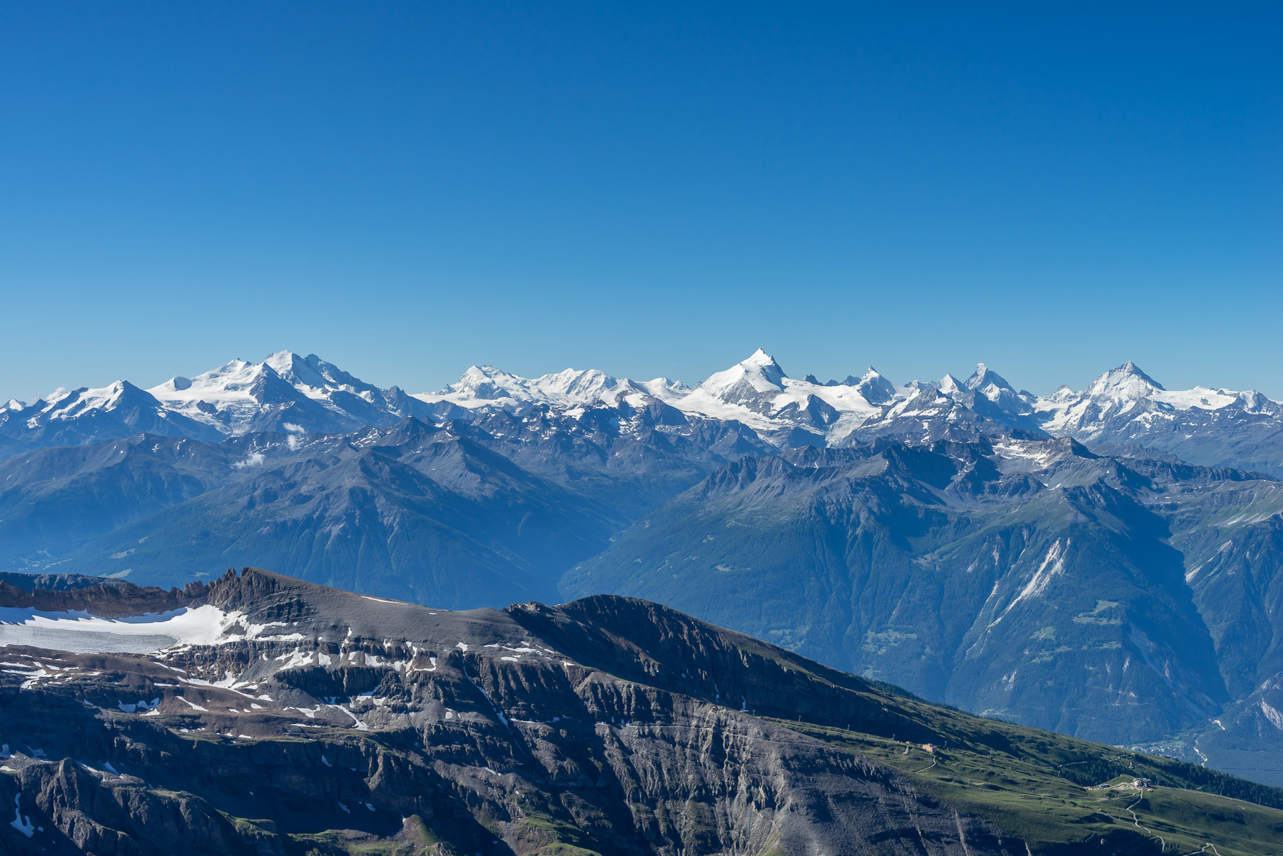 Blick ins Wallis (Dom, Monte Rosa, Weisshorn, Zinalrothorn, Matterhorn und Dent Blanche).