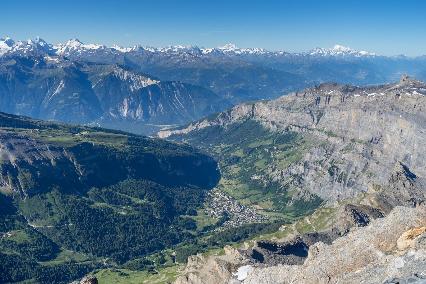Tiefblick auf Leukerbad mit Grand Combin und Mont Blanc.
