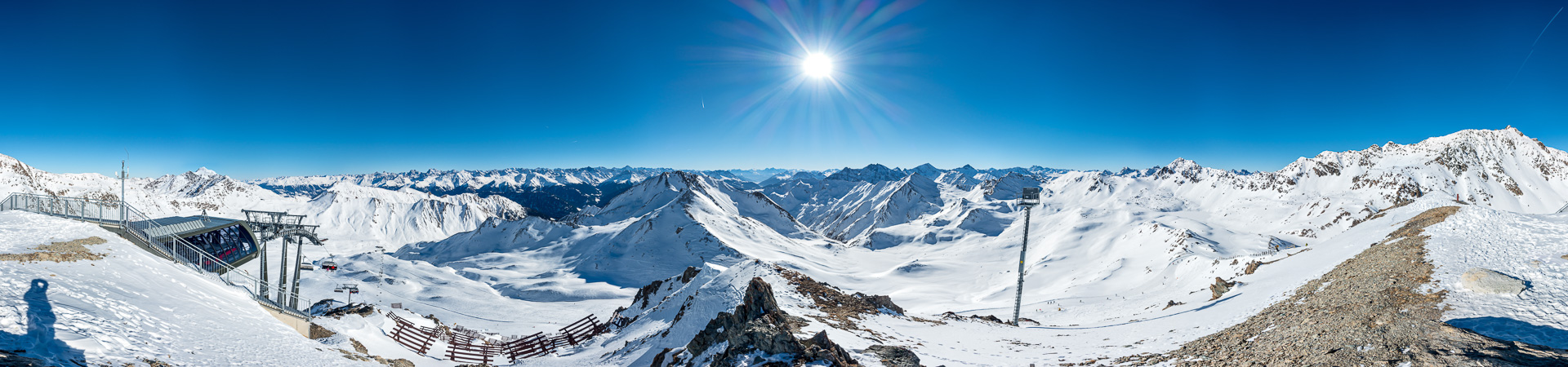 Vom Hexenkopf dominiertes Seilbahn-Gipfelpanorama.