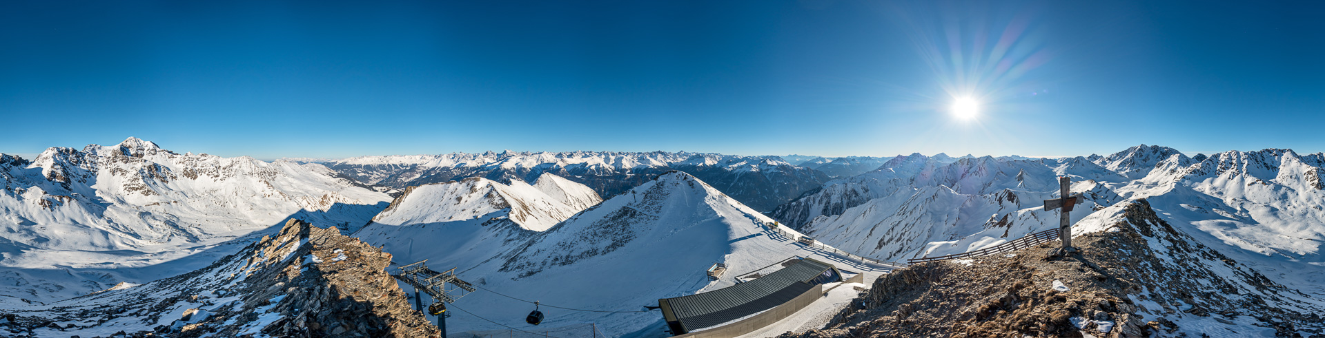 Nachmittägliches Gipfelpanorama mit Blick von der Zugspitze über die Ötztaler Alpen bis in die Ortler Alpen.