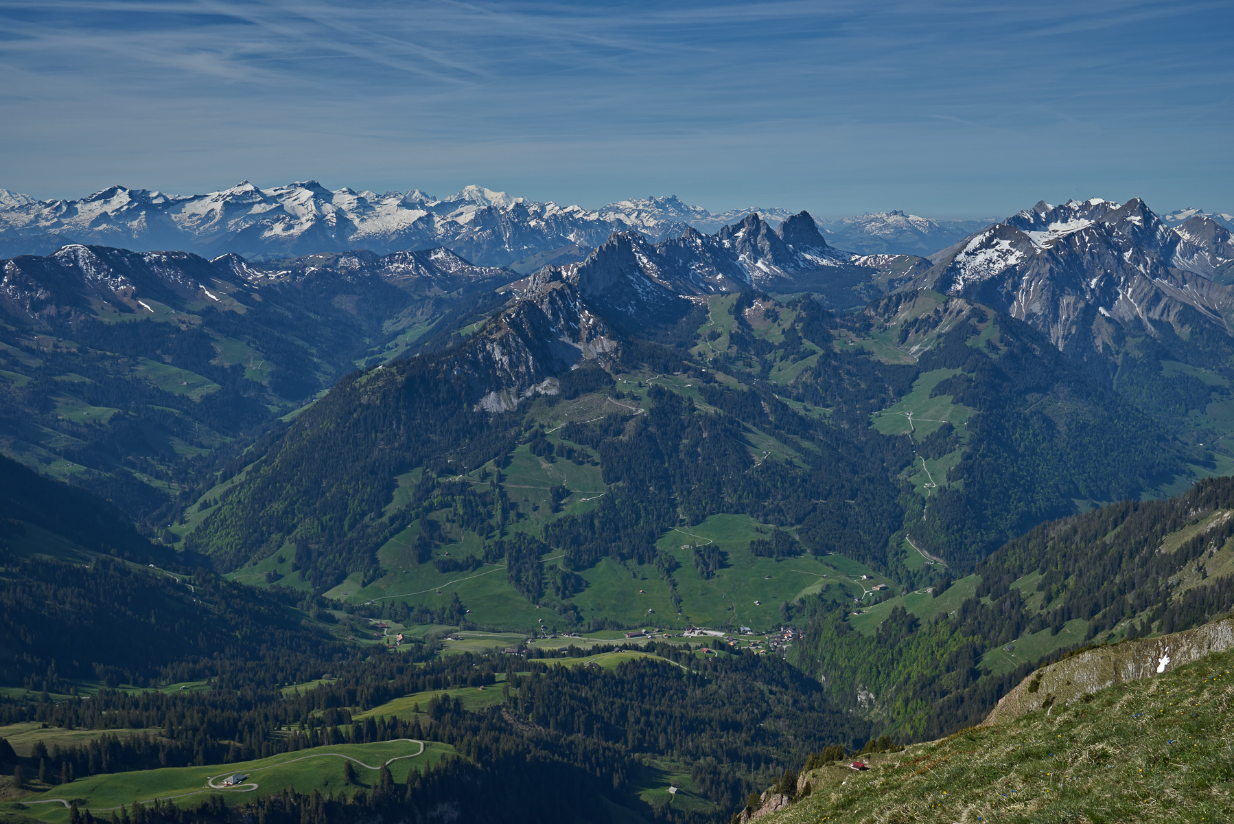 Freiburger Alpen, westliche Berner Alpen und Mont Blanc.