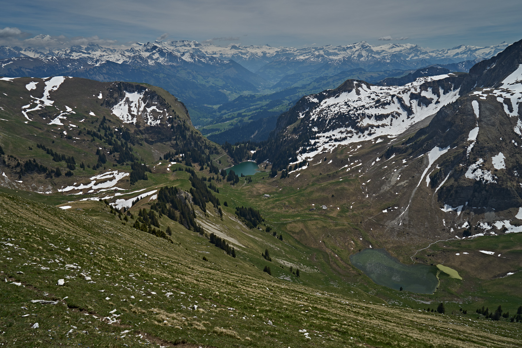Blick auf die Walop-Seen und die Berner Alpen.