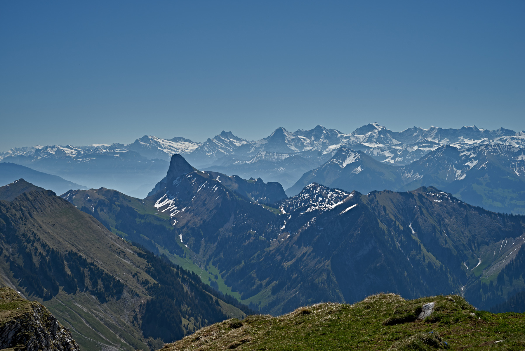 Blick über das Stockhorn in die Berner Alpen mit Schreckhorn, Eiger, Mönch und Jungfrau.