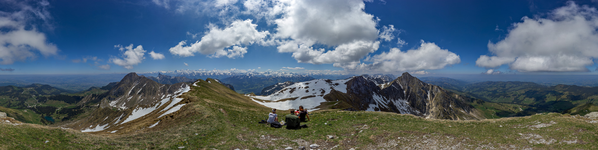Nur unwesentlich niedriger als der Gantrisch bietet auch dieser Berg ein tolles Panorama.
