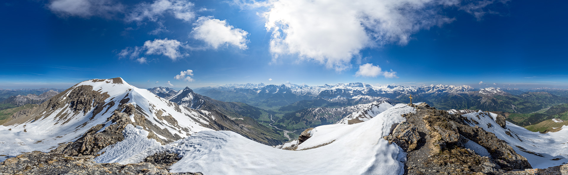 Schönes Panorama in die Berner Alpen - kurz vor der Ankunft der Wolken.
