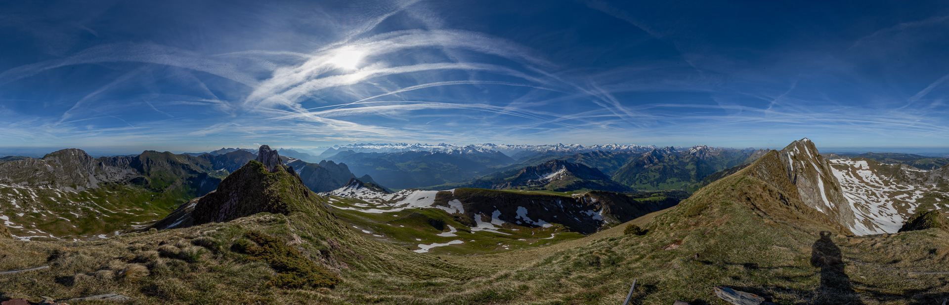 Frühmorgendliches Panorama mit den Berner Alpen und dem Rundweg über Schafberg und Kaiseregg.
