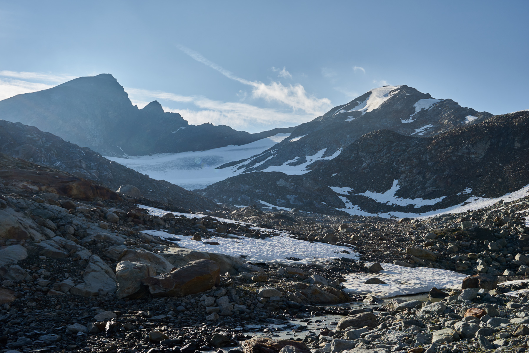 Becca Bianca (rechts) mit dem harmlosen Gletscher und Mont Paramont (links).