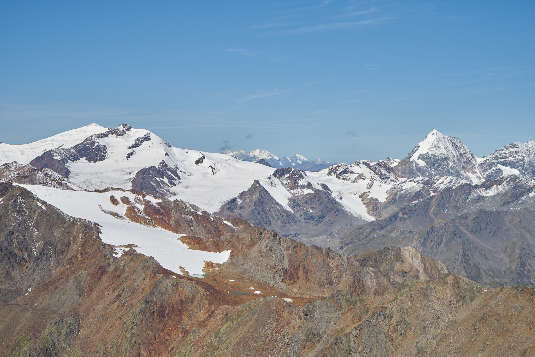 Zwischen Cevedale und Königspitze zeigt sich die Bernina.