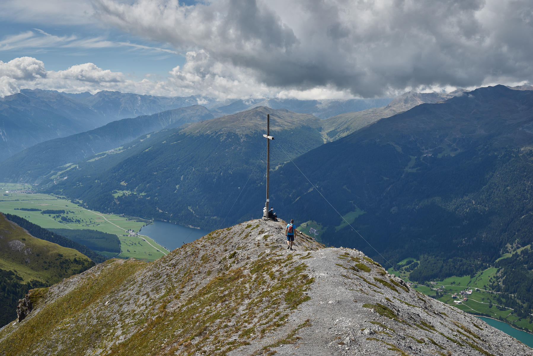 Das Gipfelkreuz mit oberem Vinschgau.
