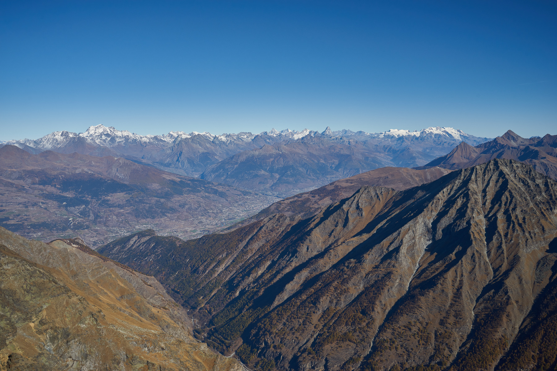 Blick über das Aosta-Tal zu den Walliser Alpen.