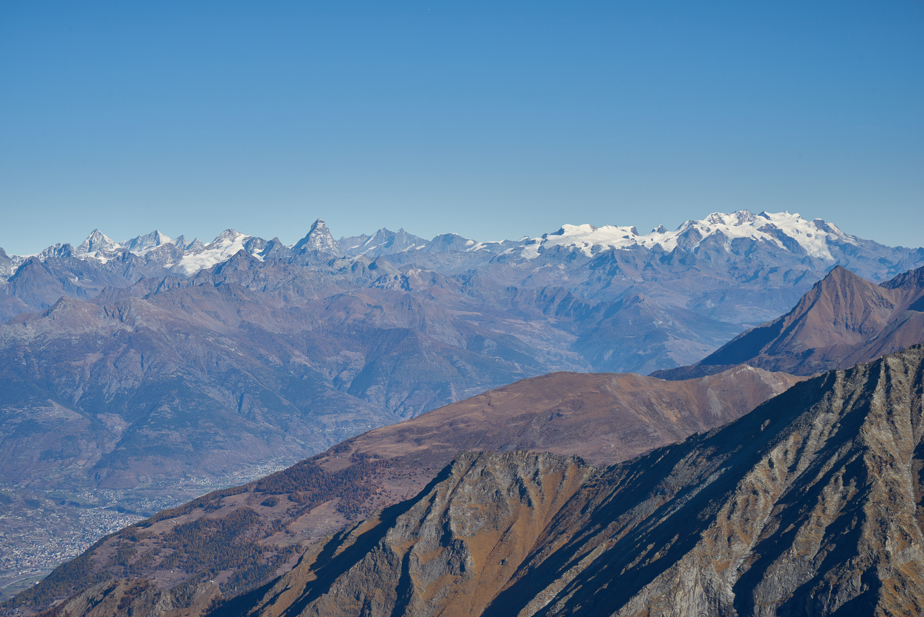 Blick zu Dent Blanche, Matterhorn, Dom, Breithorn, Liskamm und Monte Rosa.