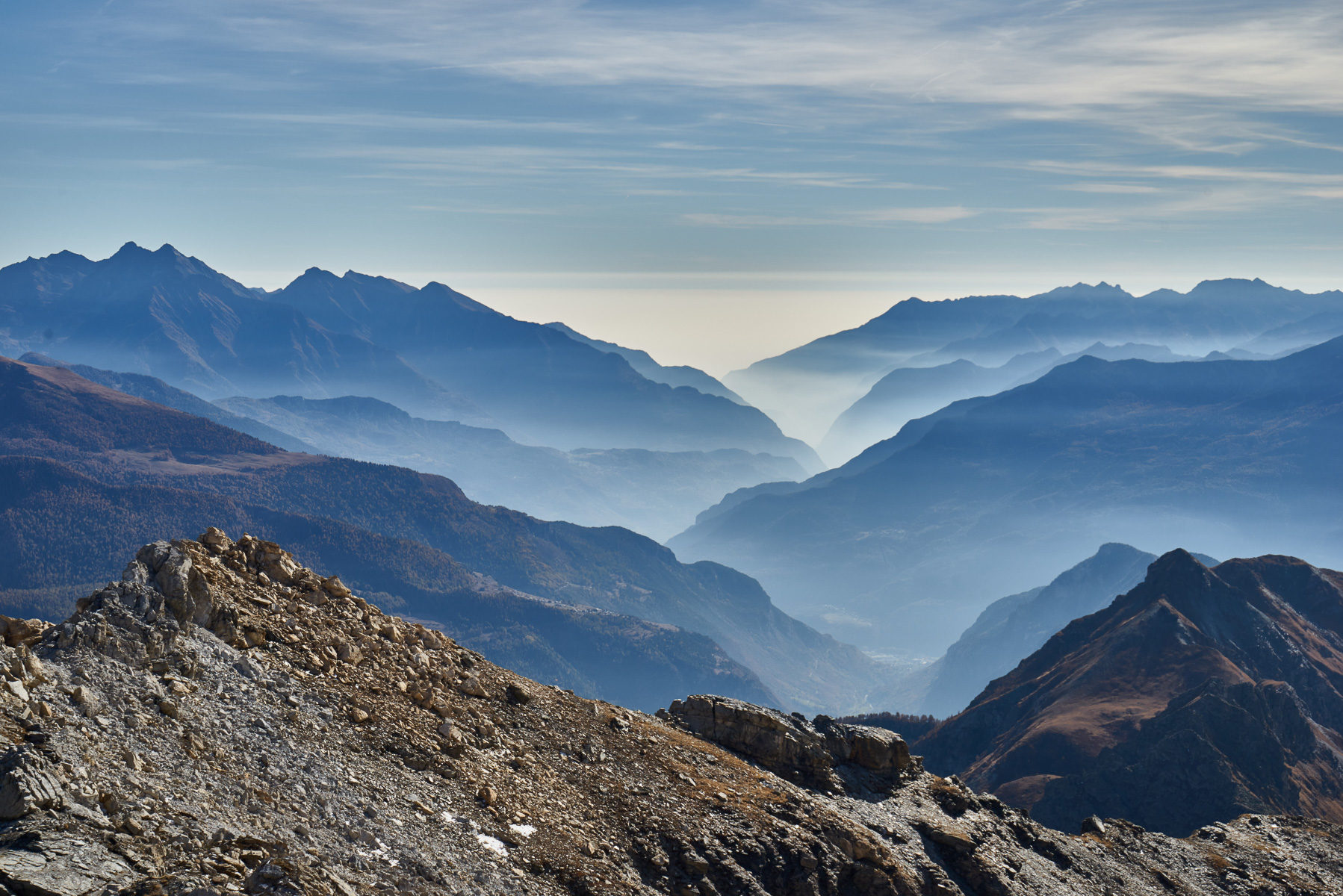 Das Aosta-Tal verliert sich in den Nebeln der Tiefebene.