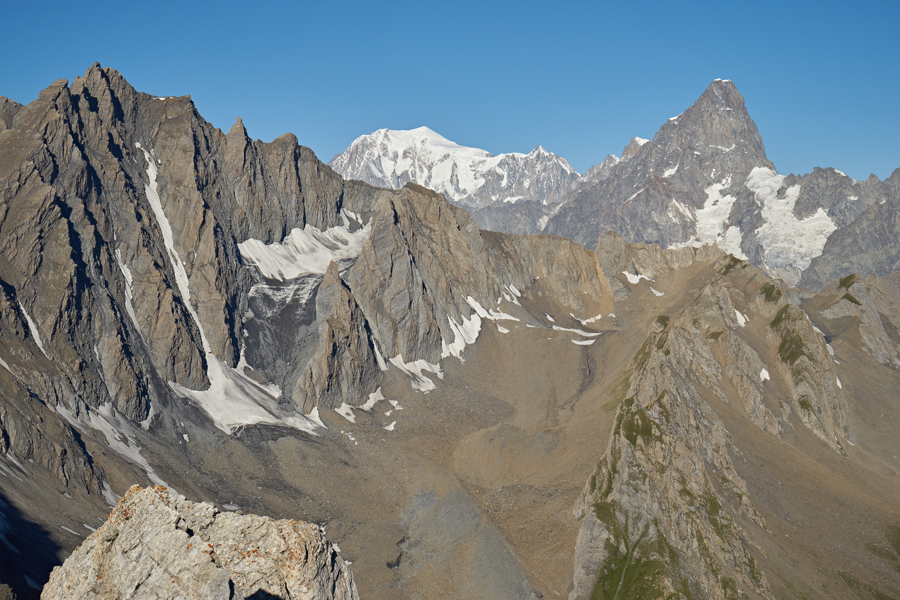 Welch ungewohnter Anblick: Hinter dem massigen Grand Golliat erheben sich Mont Blanc und Grandes Jorasses direkt nebeneinander.