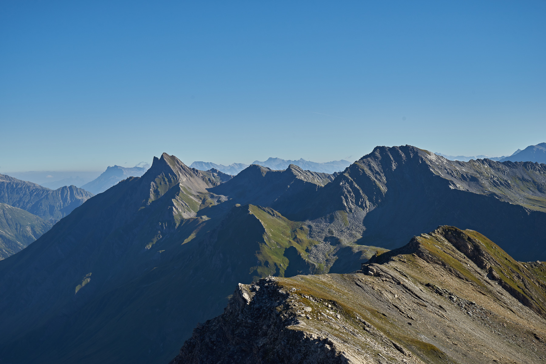 Blick auf Mont Ferret und Mont Telliers - dahinter erheben sich die Muveran-Berge und das Wildhorn. Im Vordergrund der weitere Gratverlauf.
