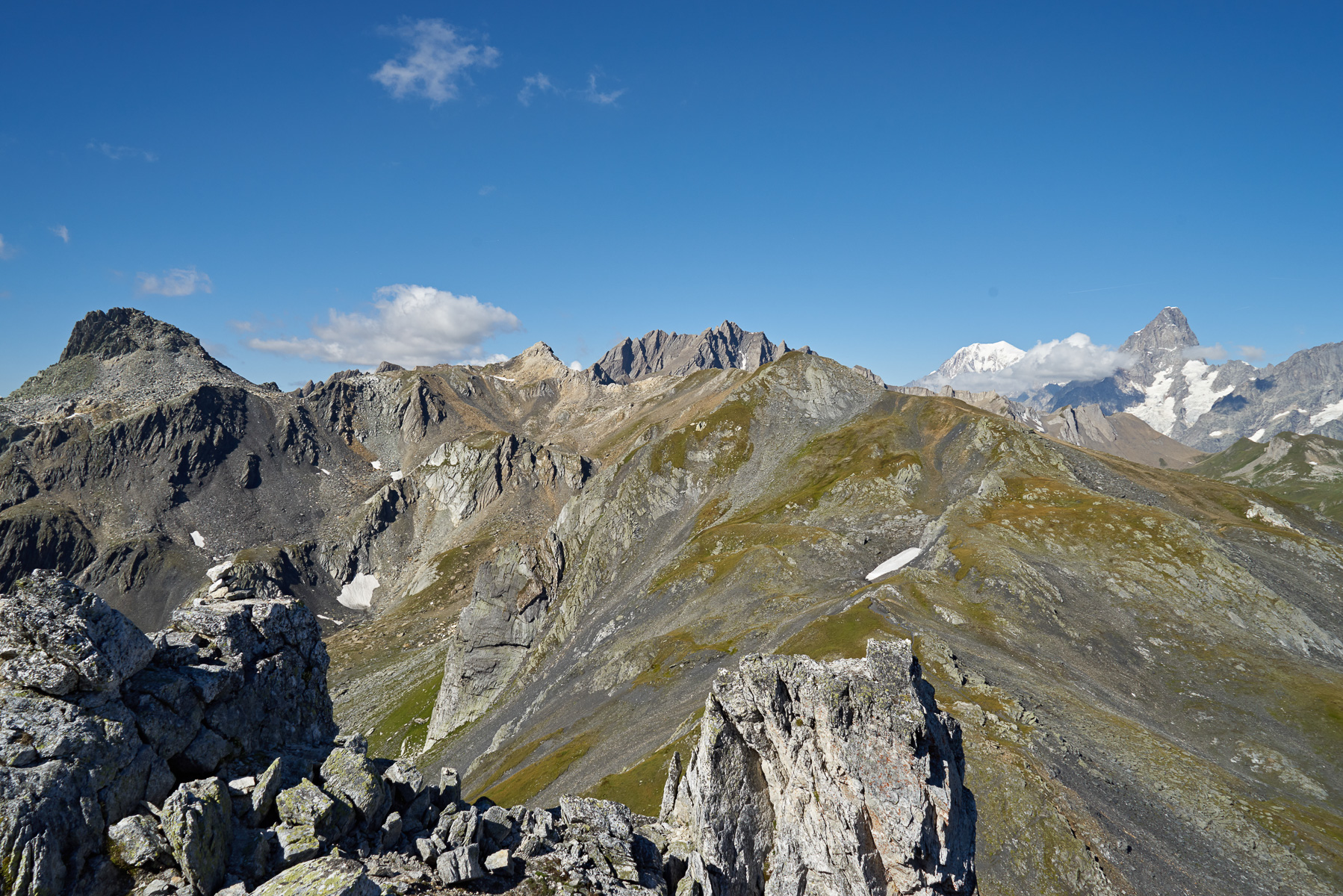Man erkennt den hellen Mont Fourchon - links davon der Pain de Sucre, rechts im Hintergrund der Grand Golliat und dann Mont Blanc und Grandes Jorasses.