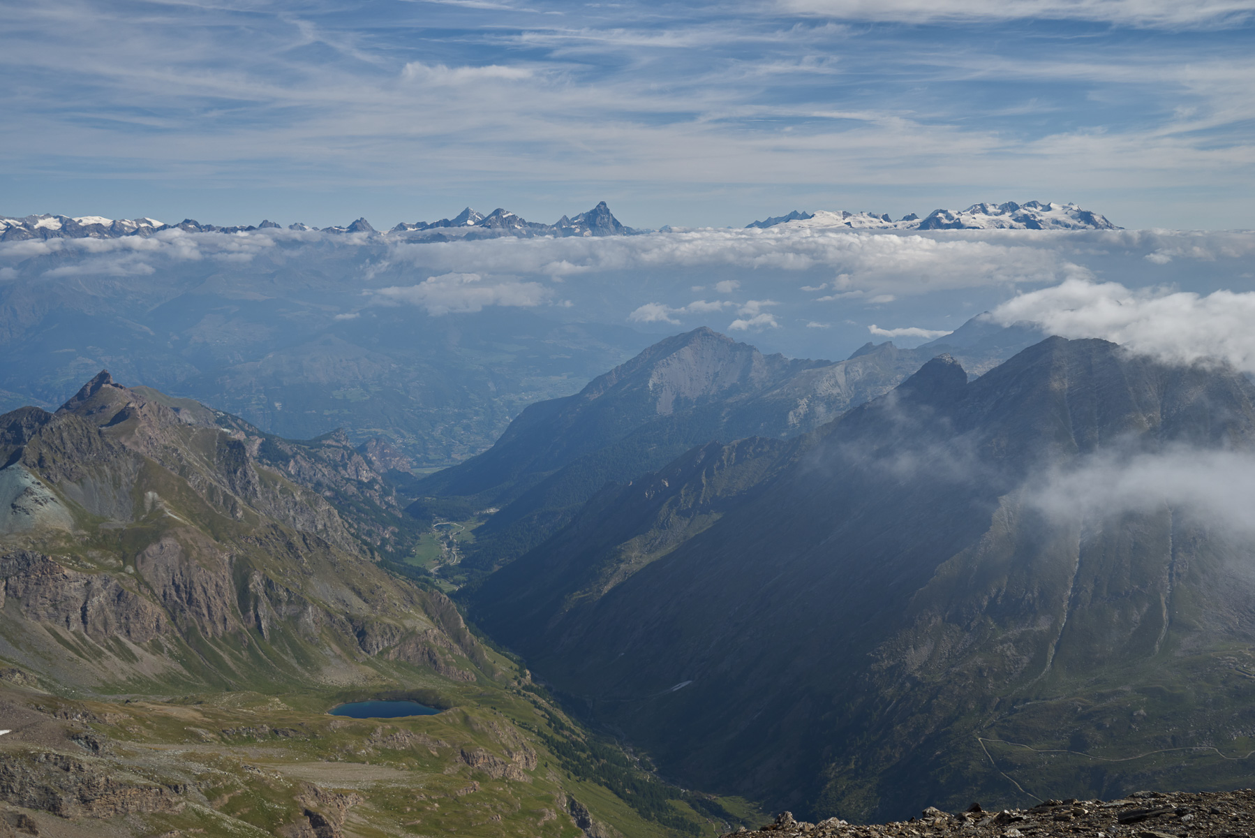 Blick nach Norden über das Aosta-Tal hinaus zu den hohen Walliser Bergen.