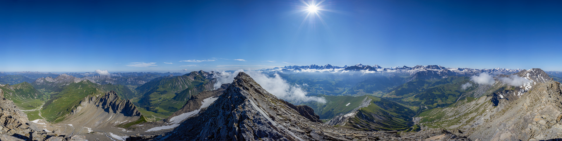 Gipfelpanorama mit der Parade der Berner Alpen.
