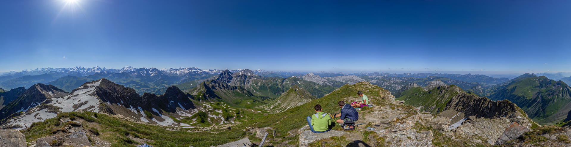 Ein herrliches Gipfelpanorama mitten in den Berner Voralpen
