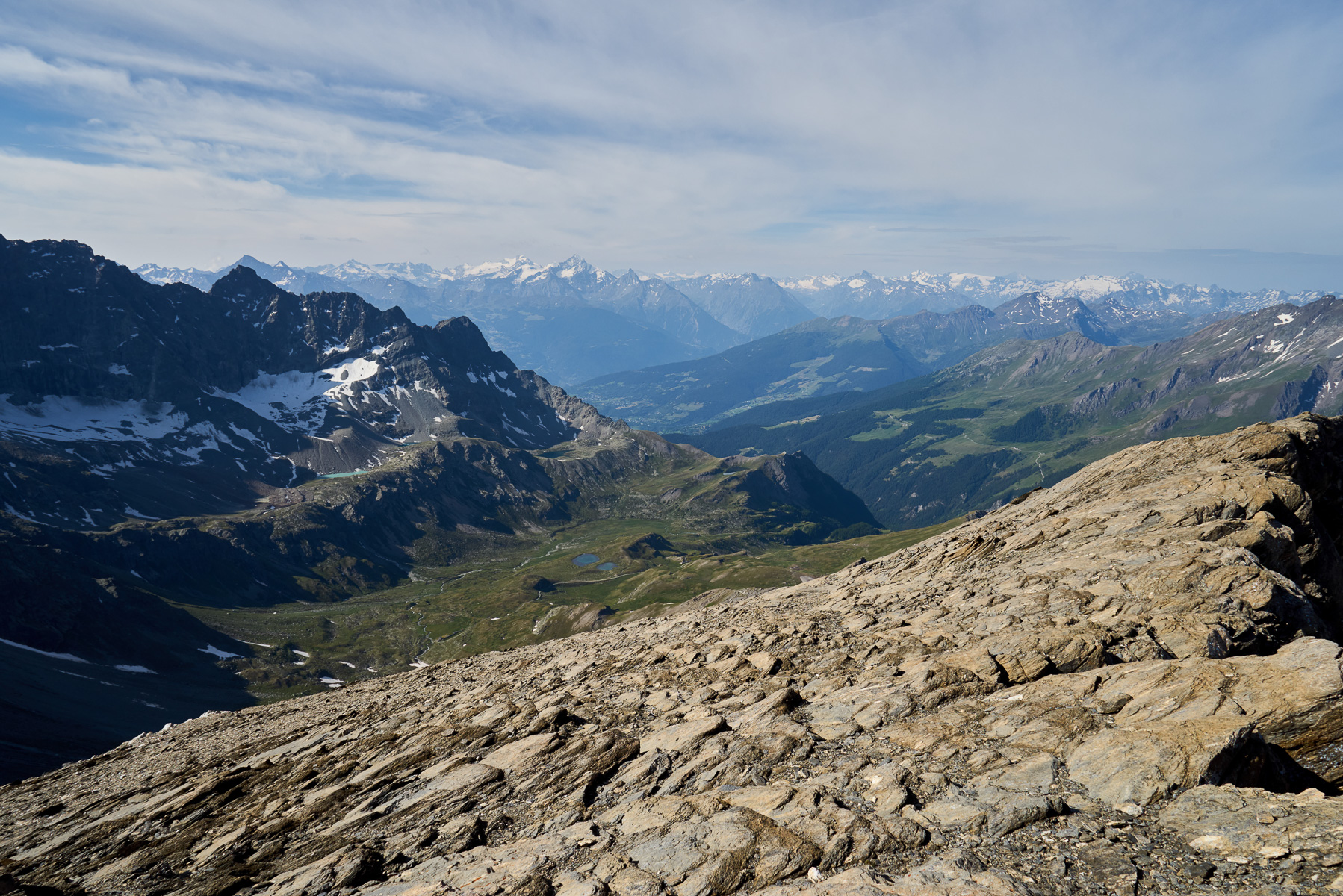 Blick über Ollomont ins Aosta-Tal und weiter zur Paradiso-Gruppe
