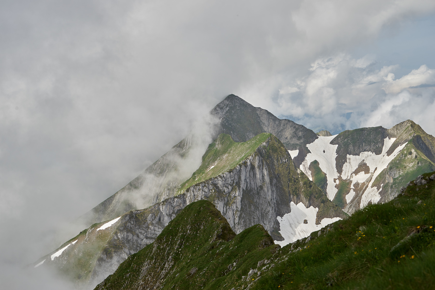 Gipfel in Wolken - Blick zur benachbarten Schopfenspitz.