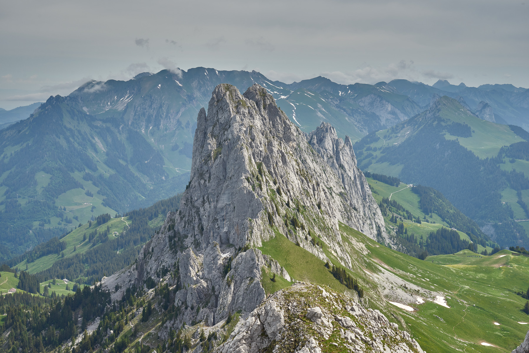 Blick zur Rüdigenspitze; dahinter der massige Schafberg.