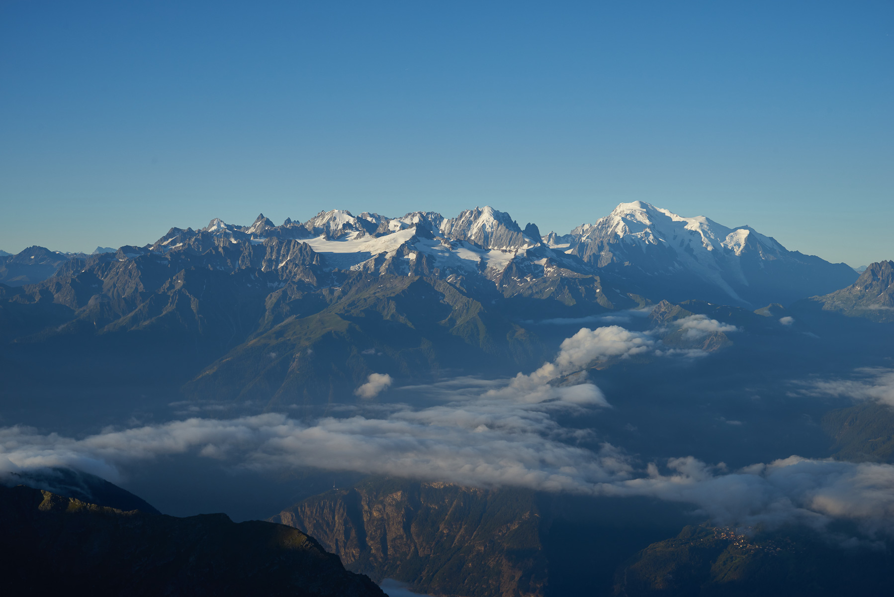 Blick zum Mont Blanc mit Aiguille du Tour im Vordergrund, dahinter Aiguille d'Argentière und Aiguille Verte