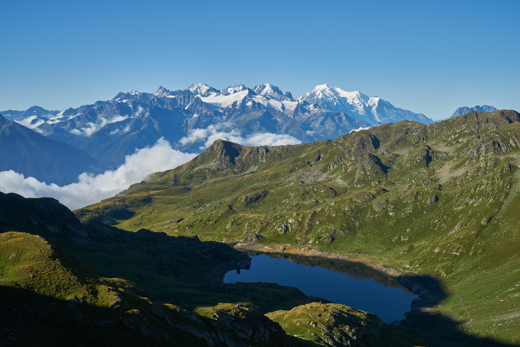 Blick zur Mont-Blanc-Gruppe; davor der Lac Supérieur de Fully