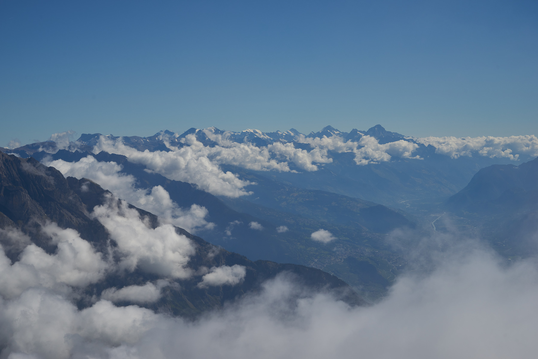 Die Berner Alpen erheben sich majestätisch über dem Rhonetal.