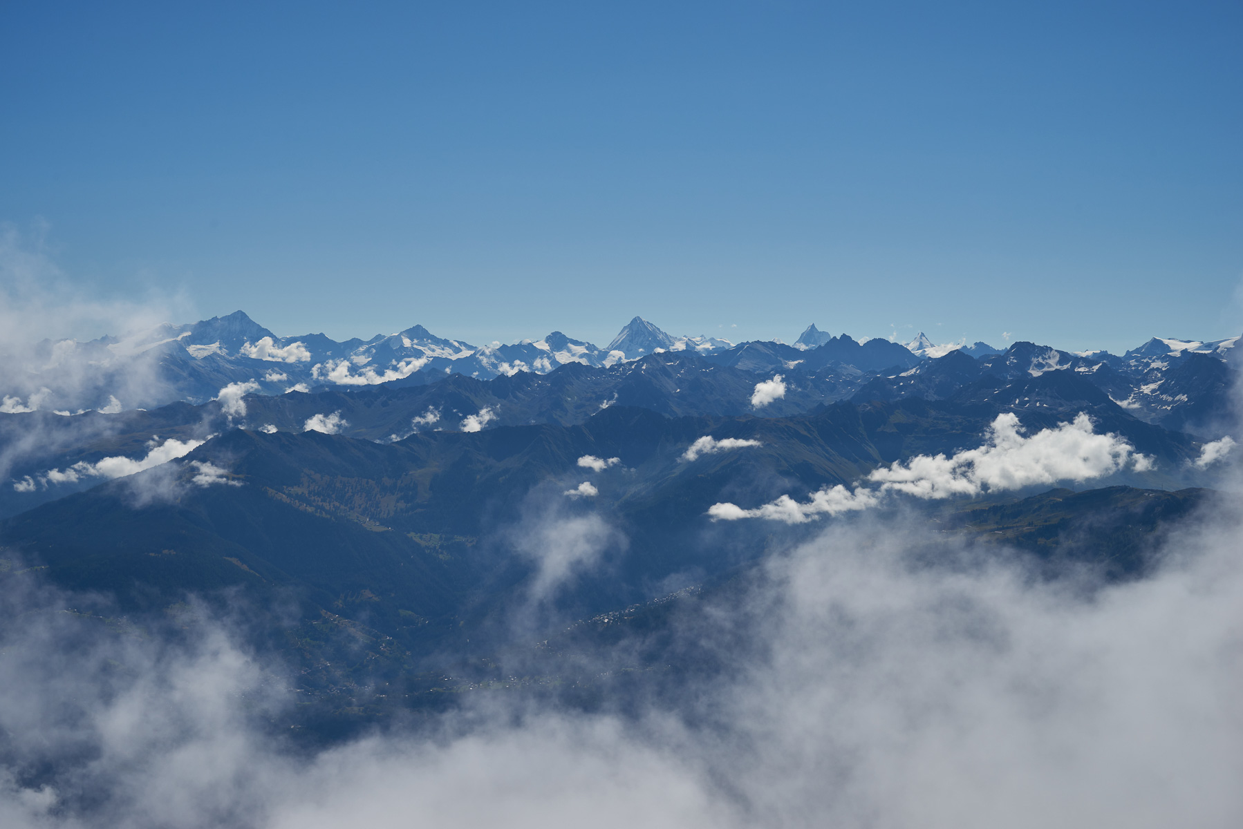 Blick in die Walliser Alpen mit Weisshorn, Dent Blanche und Matterhorn.