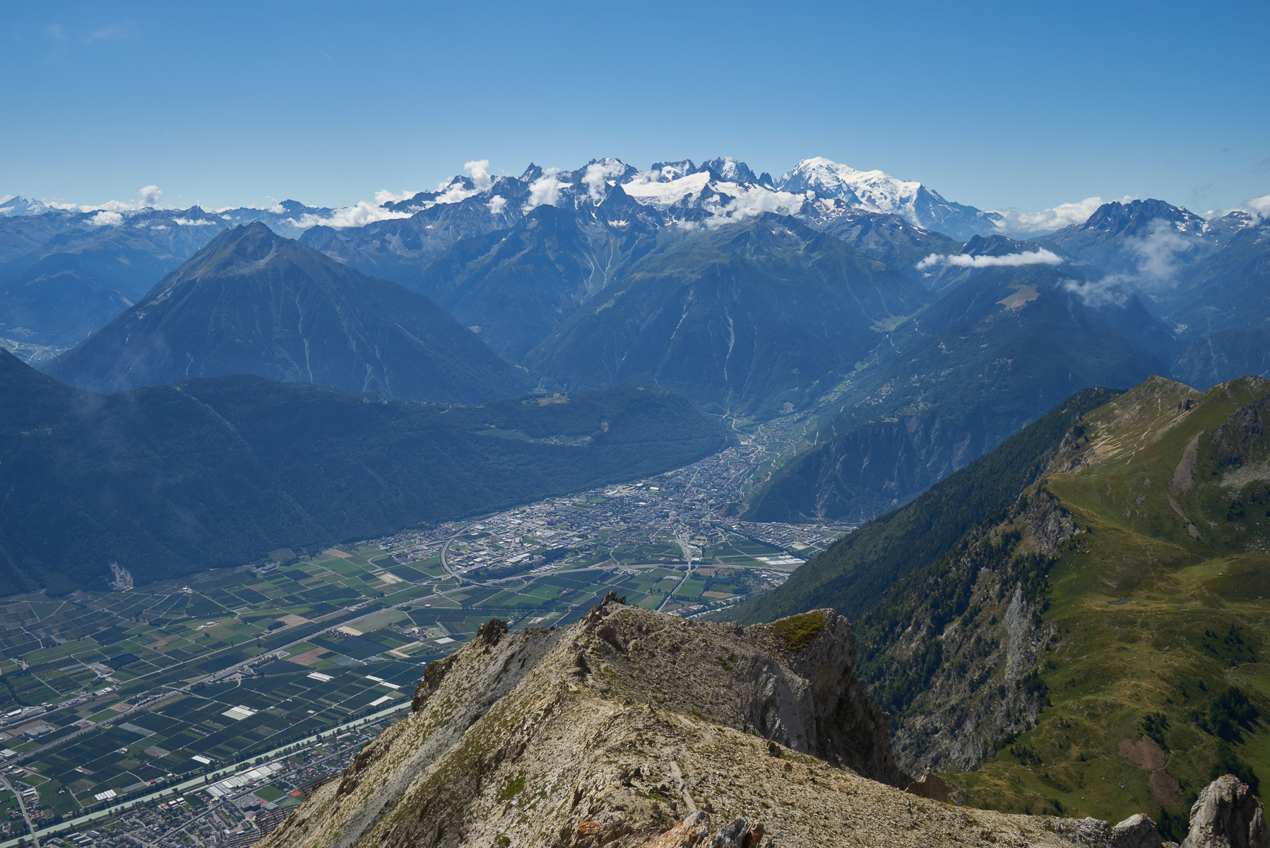 Blick auf Martigny und die Mont-Blanc-Gruppe; im Vordergrund beeindruckt Le Catogne.