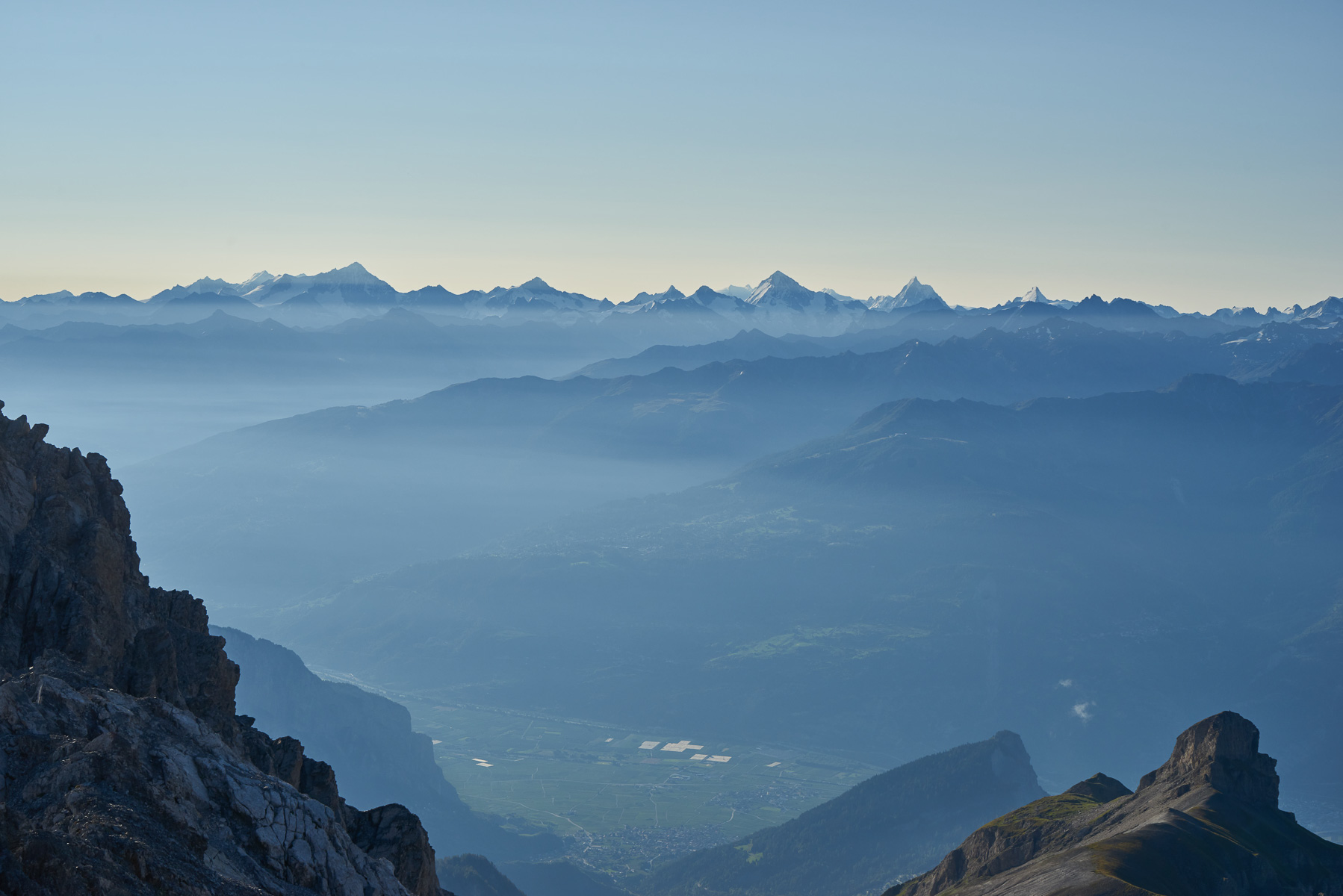 Leytron im Rhonetal - dahinter die Walliser Alpen von Weisshorn bis Matterhorn.