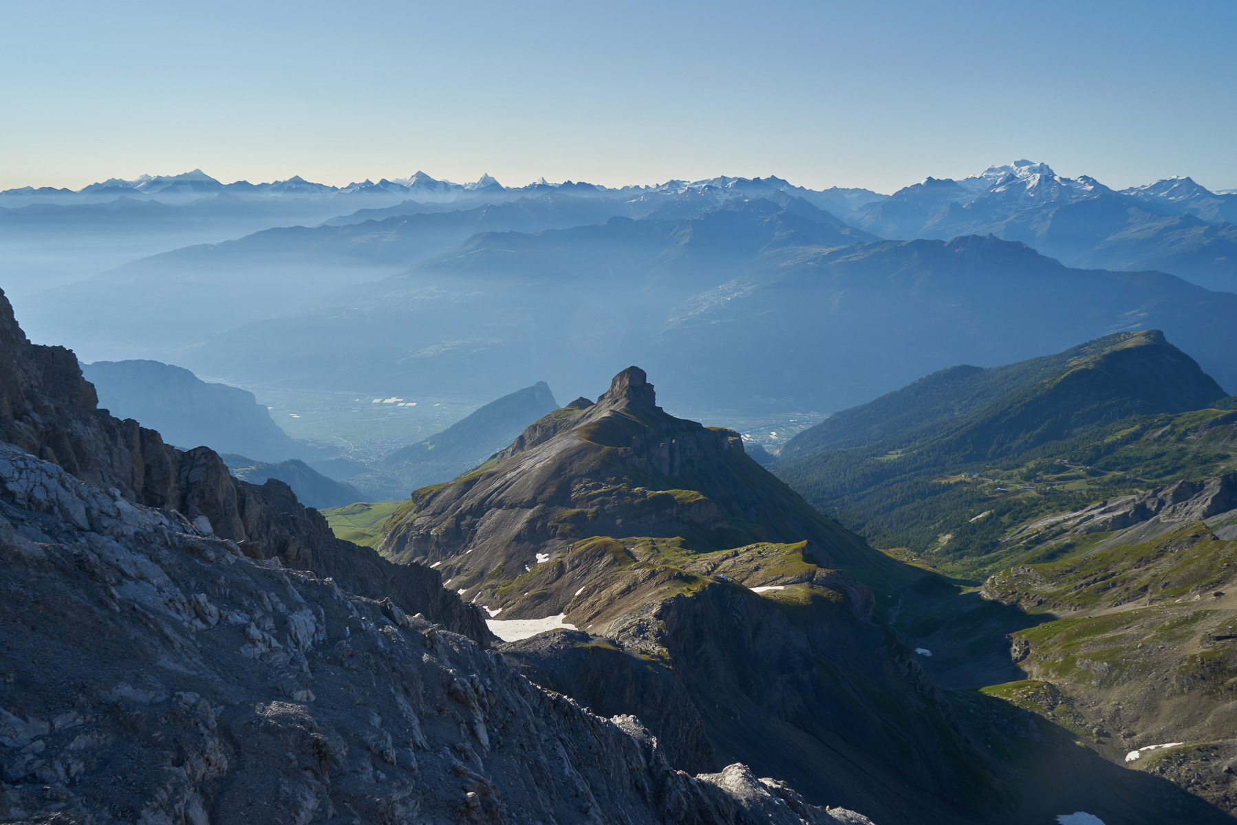 Tiefblick ins Rhonetal und weiter zu den Walliser Alpen