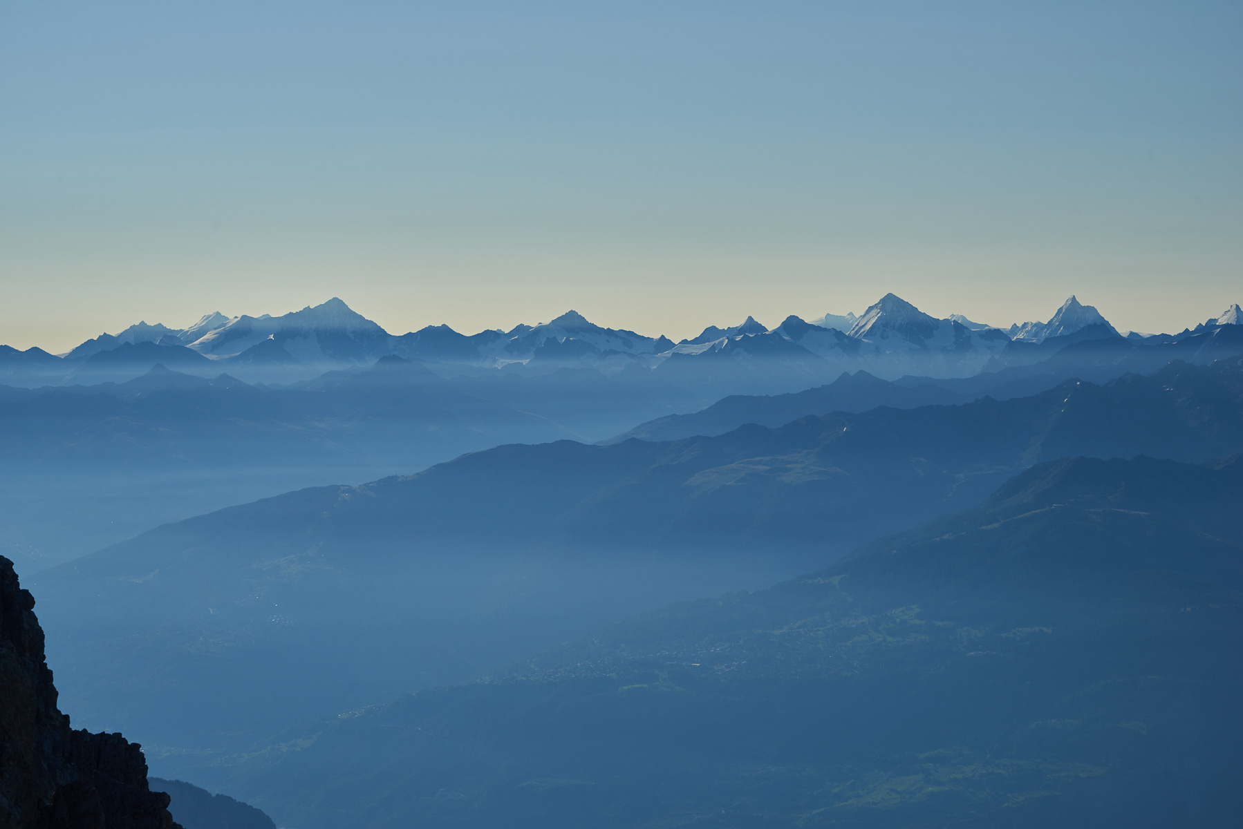 Im Detail: Weisshorn, Zinalrothorn, Dent Blanche, Matterhorn und Dent d'Hérens; wer genau hinschaut, sieht auch den Monte Rosa.