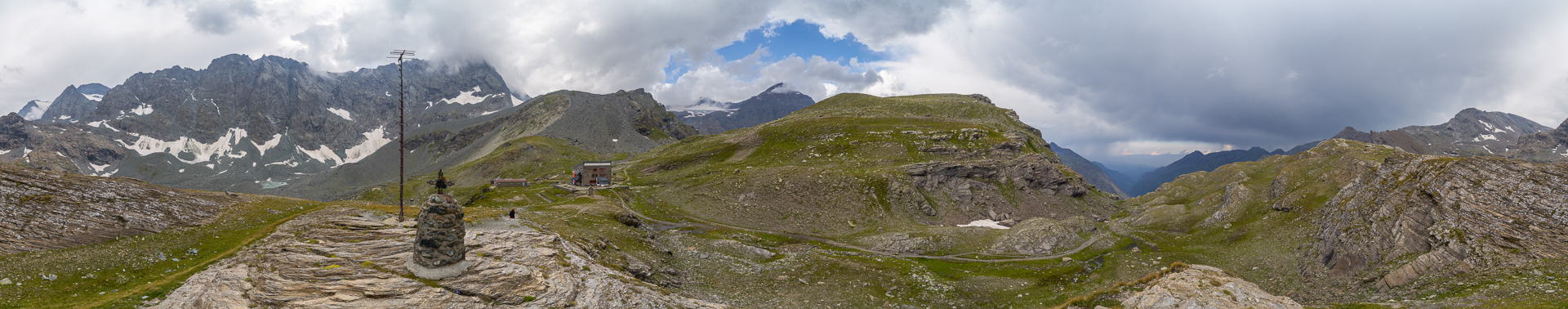 Einige der hohen Berge der Vanoise und die Uja di Ciamarella zeigen sich im Hüttenpanorama.