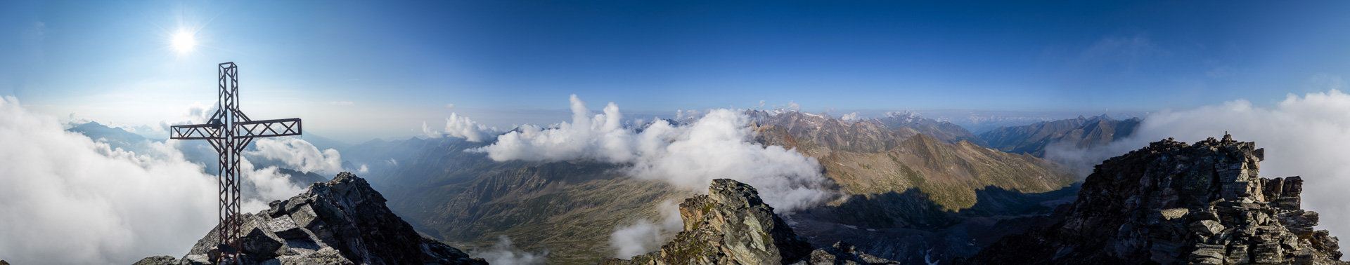 Panorama vom kreuzgeschmückten Südgipfel mit zu vielen Wolken