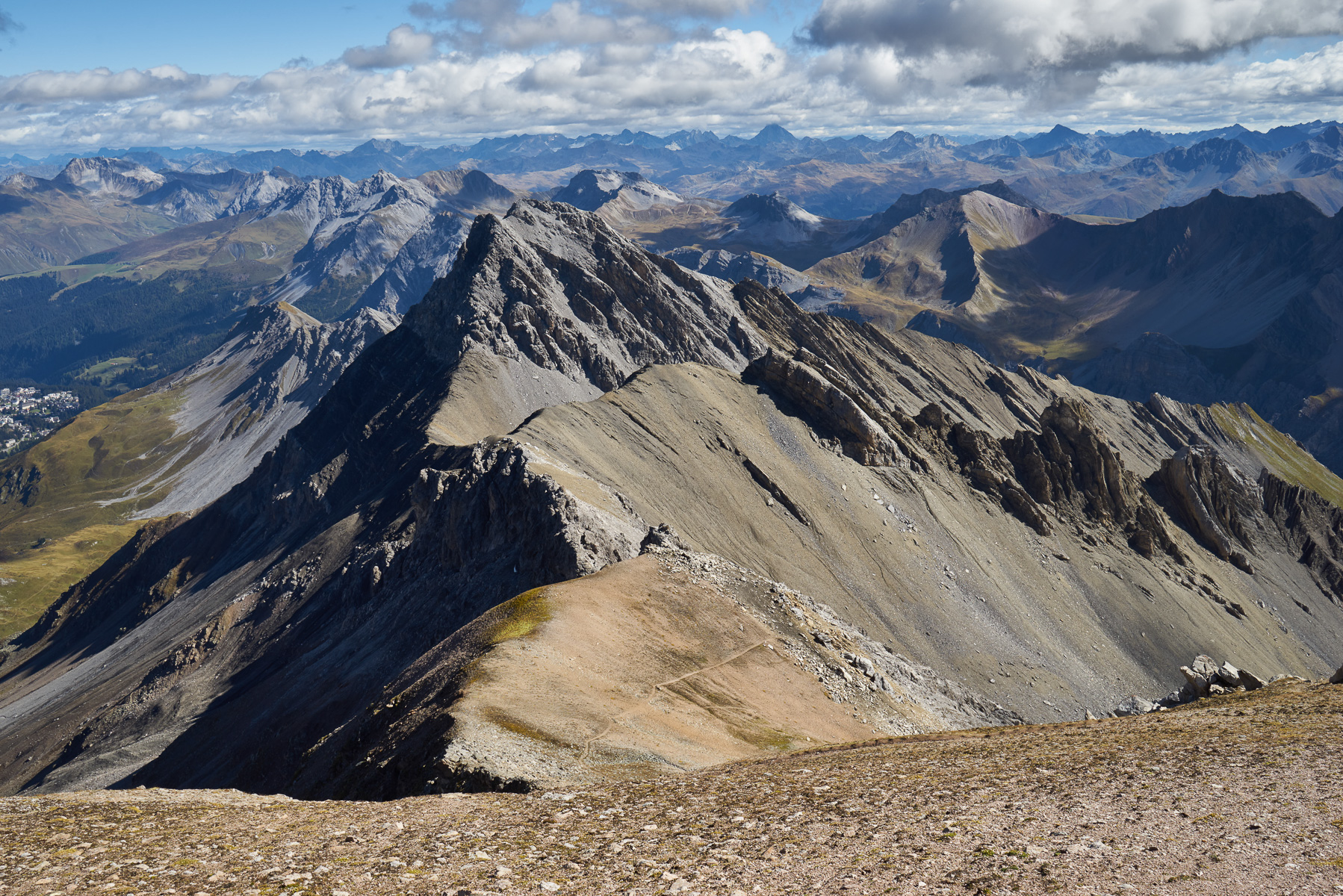Rückblick über den Aufstiegsweg und das Erzhorn bis zur Silvretta