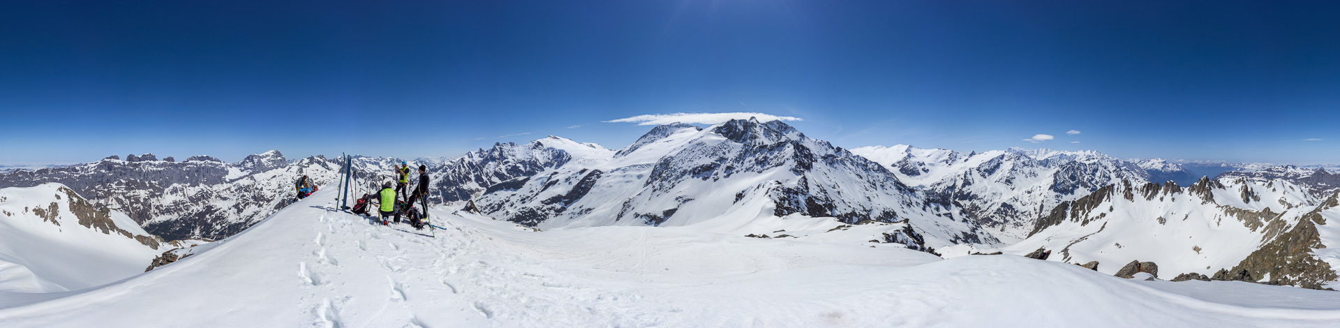 Gipfelpanorama mit vielen Skiern und Blick zu Sustenhorn und Gwächtenhorn.