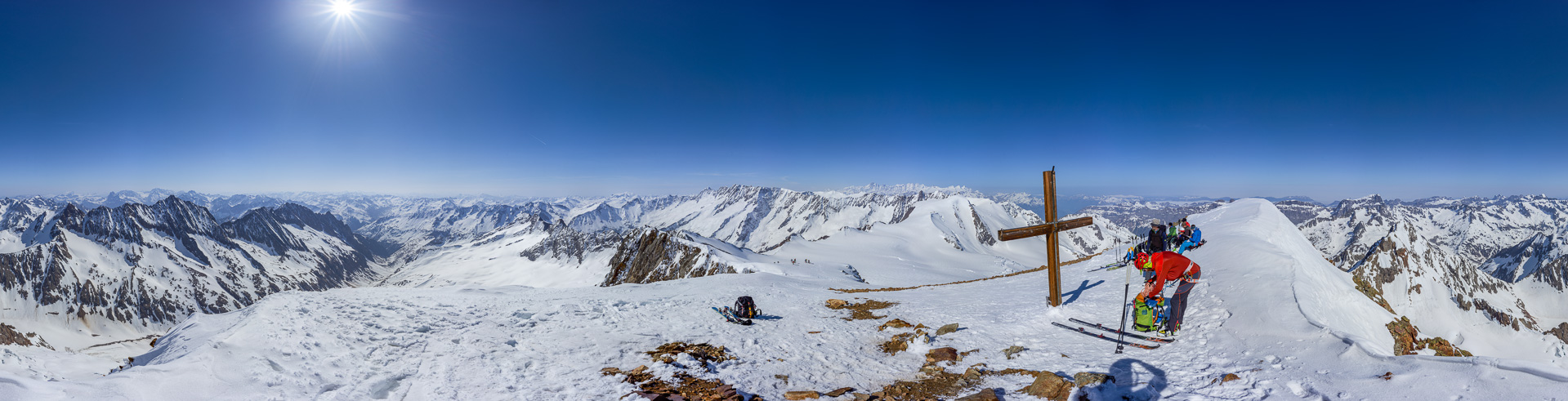 Ein genialer Aussichtsgipfel an einem herrlichen Skitag - mit vielen Bergen der Urner, Tessiner und Berner Alpen (und ein paar Walliser).