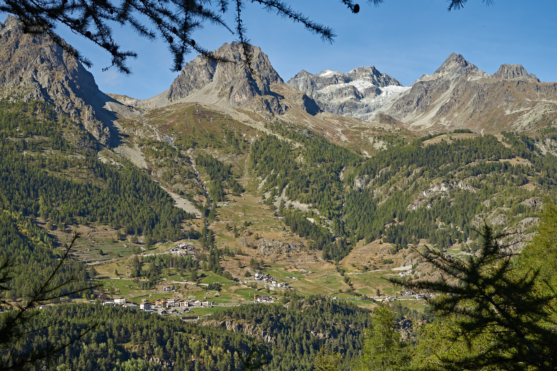 Blick auf Dzovenno - in der Bildmitte der Mont de Crête Séche