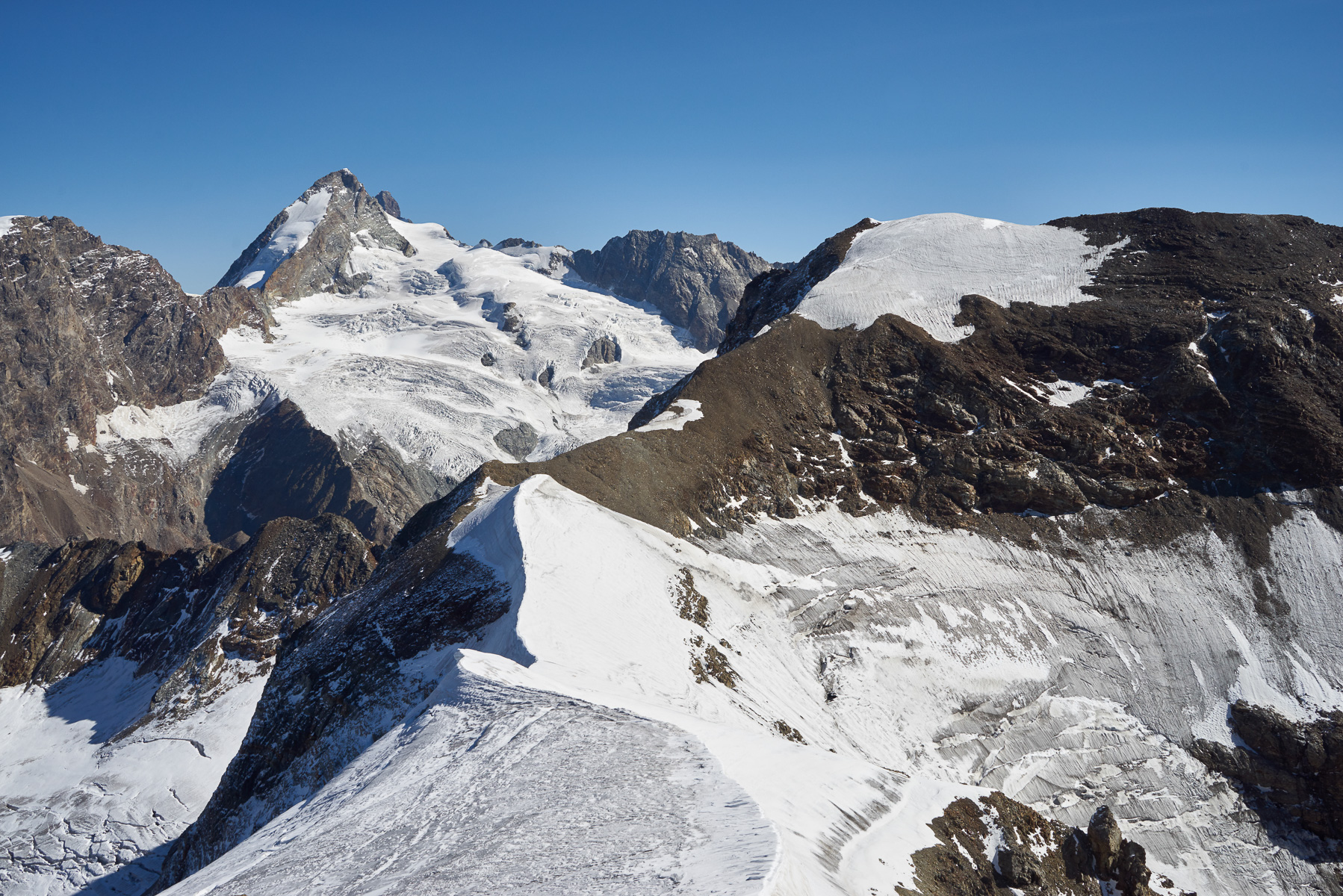 Voraus das angepeilte Gipfelziel, der Mont Brulé, links dahinter die Dent d'Hérens