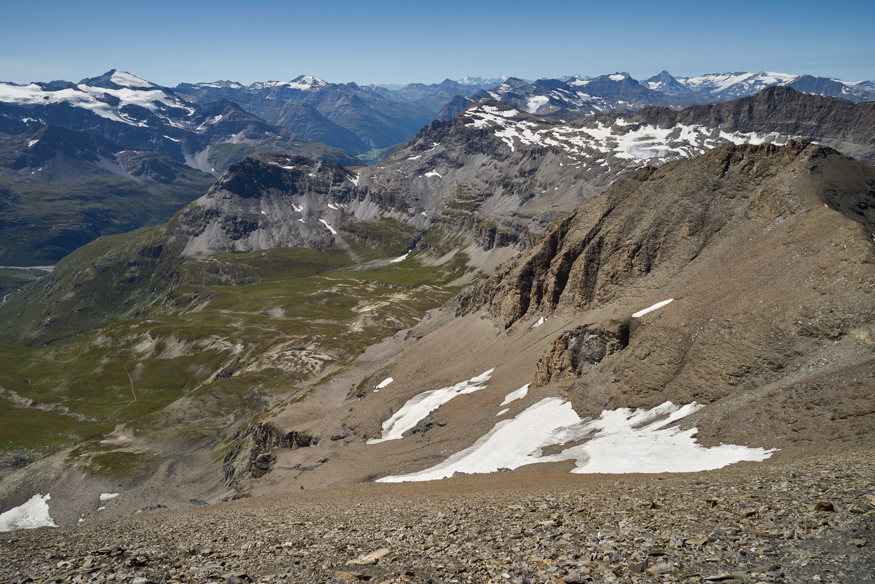 Blick auf den Aufstiegsweg sowie zur Pointe de Charbonnel, Pointe de Ronce und den Glaciers de la Vanoise.