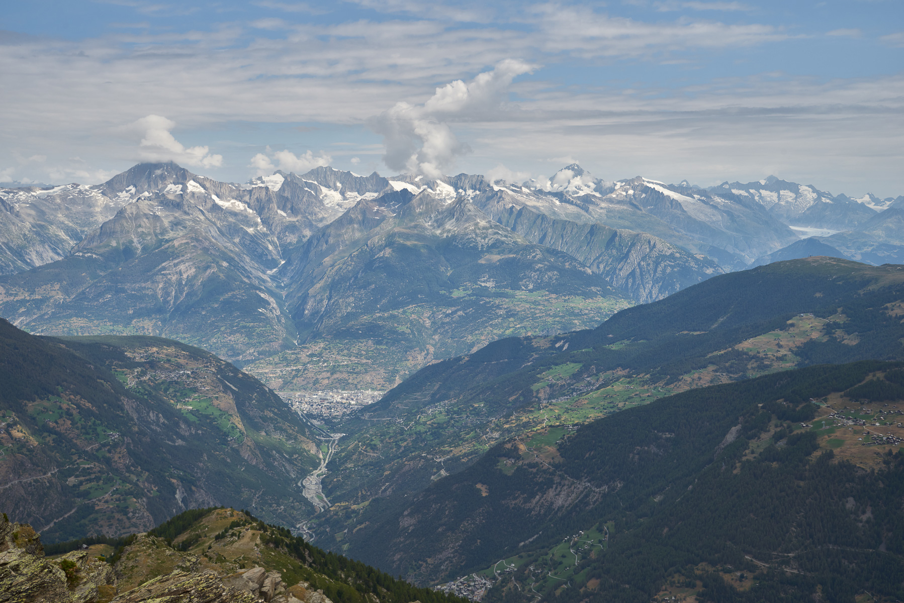 Blick über Visp hinaus in die Berner Alpen