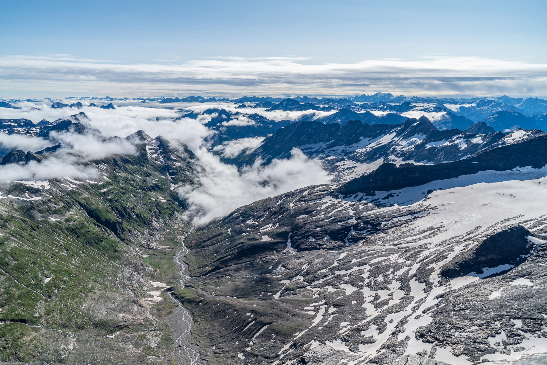 Blick in den Ursprung mit Zapporthütte - dahinter die Berge Graubündens