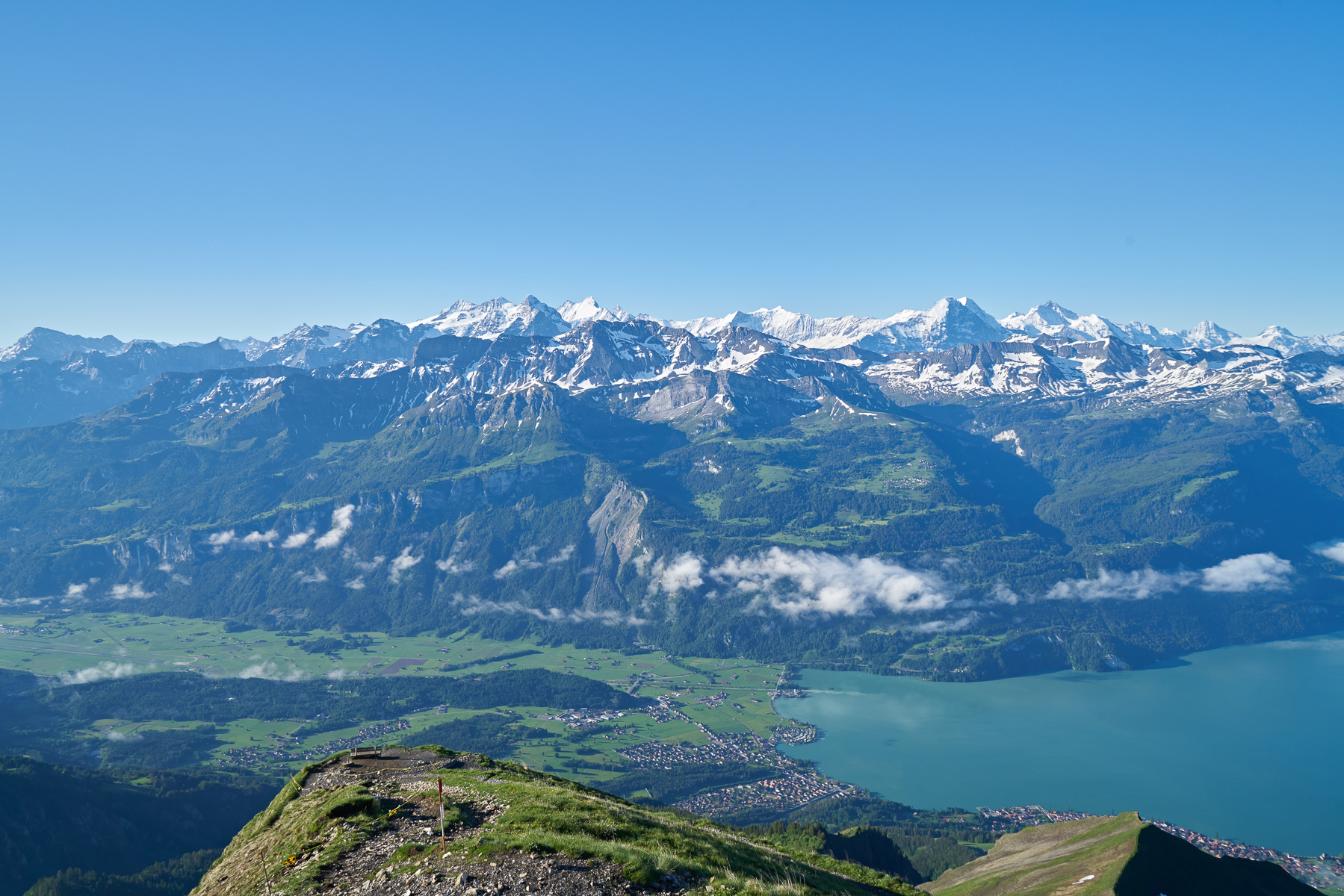 Blick auf Brienz, den Brienzer See und Finsteraarhorn sowie Eiger, Mönch und Jungfrau